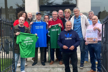 Organizadores y autoridades con el jugador