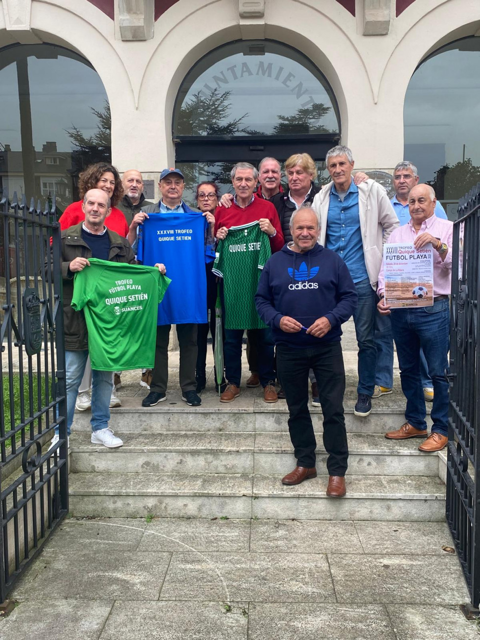 Organizadores y autoridades con el jugador