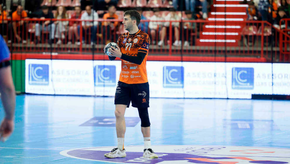 Fotografiu0301a en la que aparece Nicolai Colunga (Firma  BM Torrelavega)